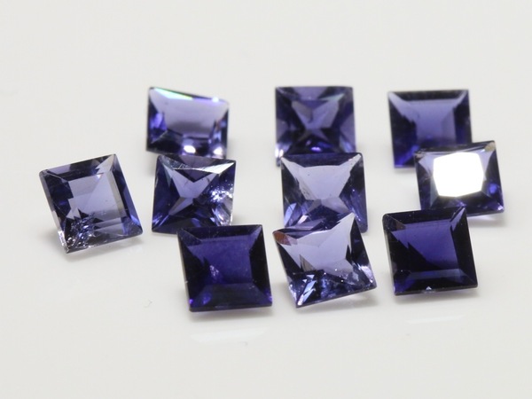 キレイ アイオライト 5mmスクエアのロット 10ケで5.44ct