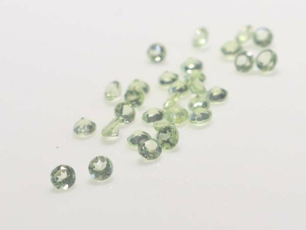 キレイなペリドット 2mmラウンドのロット 30ケで1.12ct