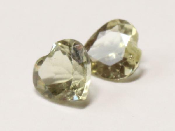 淡い色合いのイエロートルマリン ハートシェイプ 2個で1.09ct