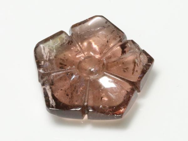 10月誕生石 茶色にピンクを混ぜたような？トルマリンの花大きさ約15.9x16.4x4.2mm8.78ct