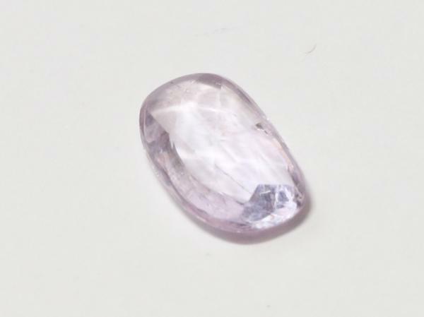 変型ローズカット ピンクサファイヤ 重さ1.05ct 大きさ約8.6x5.3x2.3mm