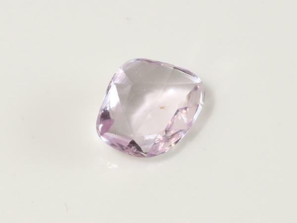 変型ローズカット ピンクサファイヤ 重さ1.00ct 大きさ約7.8x6.1x2.2mm