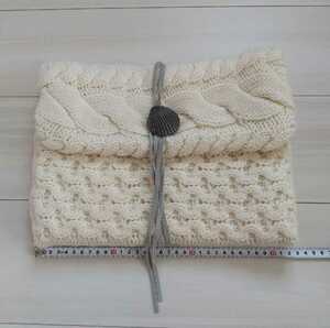 0(127) white knitted clutch bag 
