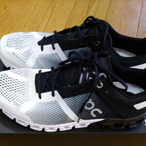 オン Cloudflow Black White 25.99638 メンズ 陸上 ランニングシューズ : ブラック×ホワイト On