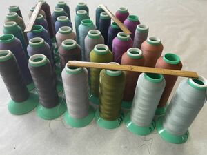 工業用ミシン糸、テトロン糸50番、キングポリエステル50番、35本(25色)残糸です。
