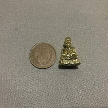 新品・即決・タイで購入した、金属製の小さな小さな高僧’ルアンプートゥアット’像・ケース入り・金_画像7