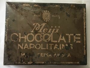 Meiji 缶 CHOCOLATE NAPOLITAINS 貴重パッケージ ラベルが取れないようにビニールをして保管　size 高さ3.3 幅23.3 奥行17.5 （cm）