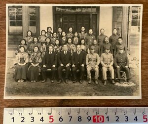 PA-9556 ■送料無料■ 女性 女学生 着物 和服 教師 生徒 旧日本軍 陸軍 軍隊 兵士 記念写真 集合写真 写真 古写真 印刷物 レトロ/くKAら