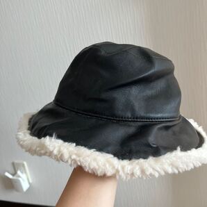 オシャレ ブラック帽子 モコモコつき