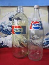 琉球ペプシコーラ（株）の1000ml（空き）ビンと日本ペプシコ飲料（株）1.5リットル(空き）ビン2種2本。_画像1