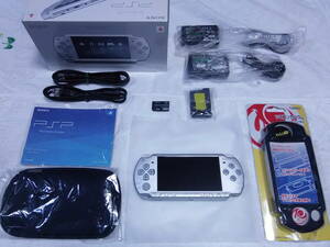 PSP-2000　アイスシルバー　新品に近い綺麗な美品　液晶画面は、完全に無傷　アダプター2個付き　ラバー製ケースは、未使用　全11点セット