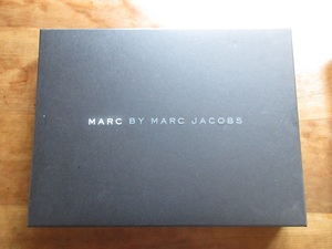 ギフトボックス　マークジェイコブズ　MARK BY MARC JACOBS 　39.4㎝×29.9㎝×5.7㎝　