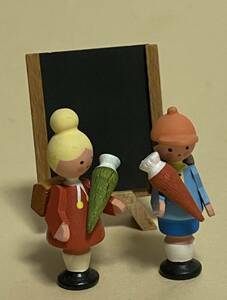 Echte erzgebirgische handarbeit schulkinder ドイツ製　手作り木製人形　1990年代　人形高さ　約4.5センチ　小学生　クリスマス村