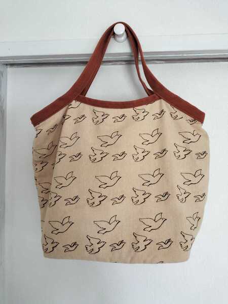 鳥さんかわいい生成りベージュのお散歩バッグ ナチュラルグラニーバッグはとインコ小鳥ネイチャー鳩サブレ