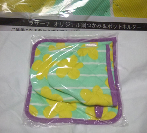  рукавица . коврик для посуды ( белый ... незначительный зеленый, желтый цвет цветочный принт, фиолетовый . брать .).