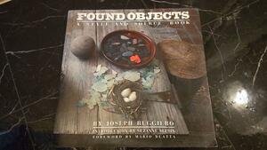 ハードカバー 洋書 家具などのデザイン系の写真集 Found Objects A Style and Source Book Hardcover Joseph Ruggiero　英語　大型本