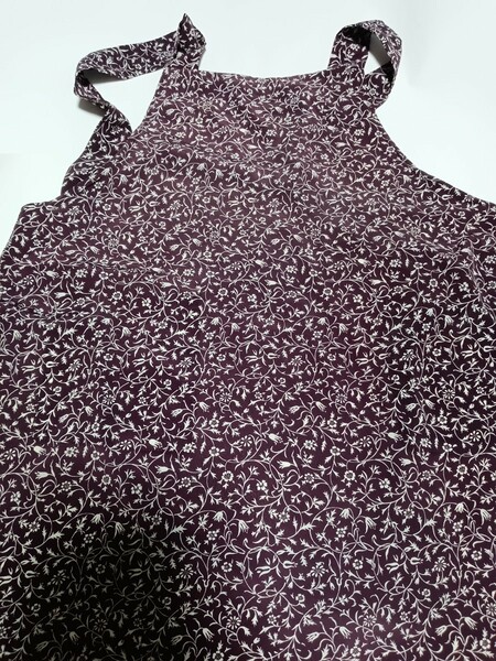 エプロン　紫色　パープル　小花柄　おとなエプロン　身丈78センチ　横幅84センチ　上部25センチ程度　大人エプロン　