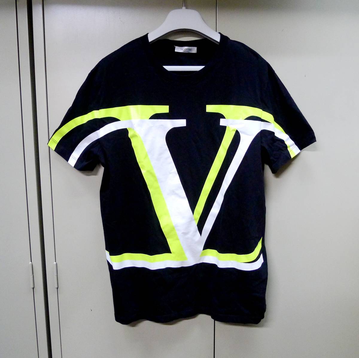 Valentino Tシャツの値段と価格推移は?|404件の売買情報を集計した ...