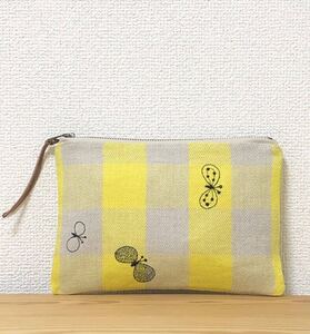 ★ ハンドメイド 平 ポーチ 通帳 ケース chouchoイエロー ベージュ チェック 刺繍 ★ ミナペルホネン ちょうちょ 生地 はぎれ 使用 mina