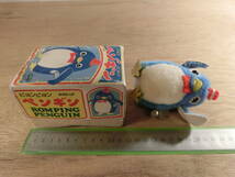 レトロ玩具 ピョンピョン ペンギン ゼンマイ ROMPING PENGUIN ONO オノ 玩具 デッドストック レア 希少 ポップ ファンシー 置物 人形_画像3