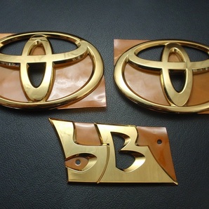 7トレジャー 【 トヨタ QNC系 bB TOYOTA QNC系 bB 】 プレミアム ゴールド エンブレム フロント(トヨタマーク)&リア 3点セット