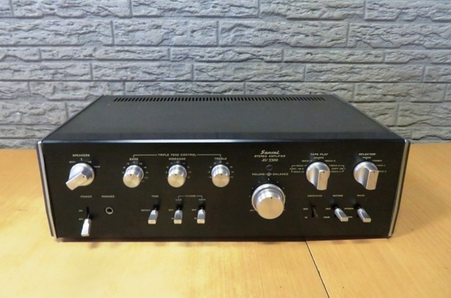 ヴィンテージ Sansui AU5500. プリメインアンプ-