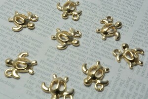 10個 チャーム ホヌ ブラウンゴールド ハワイ ハワイアン うみがめ 13mm メタルパーツ ピアス イヤリング ビーズクラブ