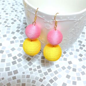 ピンク×イエロー ボンボンピアス