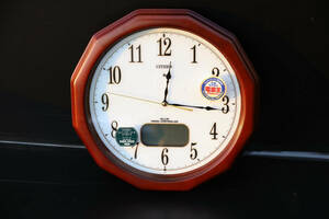 （B2119） CITIZEN シチズン 壁掛け時計 丸型 クオーツ時計 電波時計 茶色（4FY606-B06）アンティーク　デッドストック品　委託品