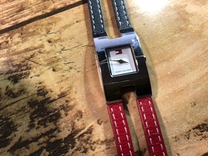 AK714 程度良好 TOMMY HILFIGER トミーヒルフィガー F80132 トリコロールカラー デザインベルト クオーツ レディース 腕時計