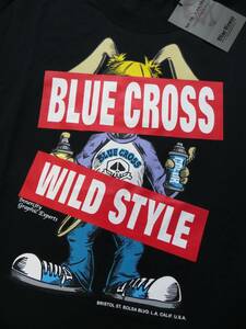 長Ｔ【新品タグ】★BLUE CROSS/ブルークロス 人気キャラハック＆ロゴ全面　長袖Ｔ。キャラにロゴを重ねた個性の光るTシャツです。Ｍ(150cm)