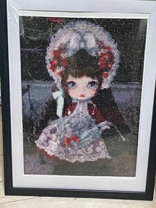 ダイヤモンドアート　完成品　30×40ブラックフレーム付き　可愛いお人形①