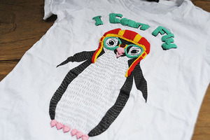 新品未使用　送料無料　Tシャツ　Teddy ポップな刺繍　タイのクリエーター　ペンギン柄　メンズ　Sサイズ　ホワイト