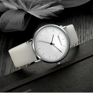 夏のレディースウォッチ おしゃれなシリコンベルトと曲面ガラスのシンプルデザイン ホワイト 日常生活防水 新品未使用 送料無料 即日発送