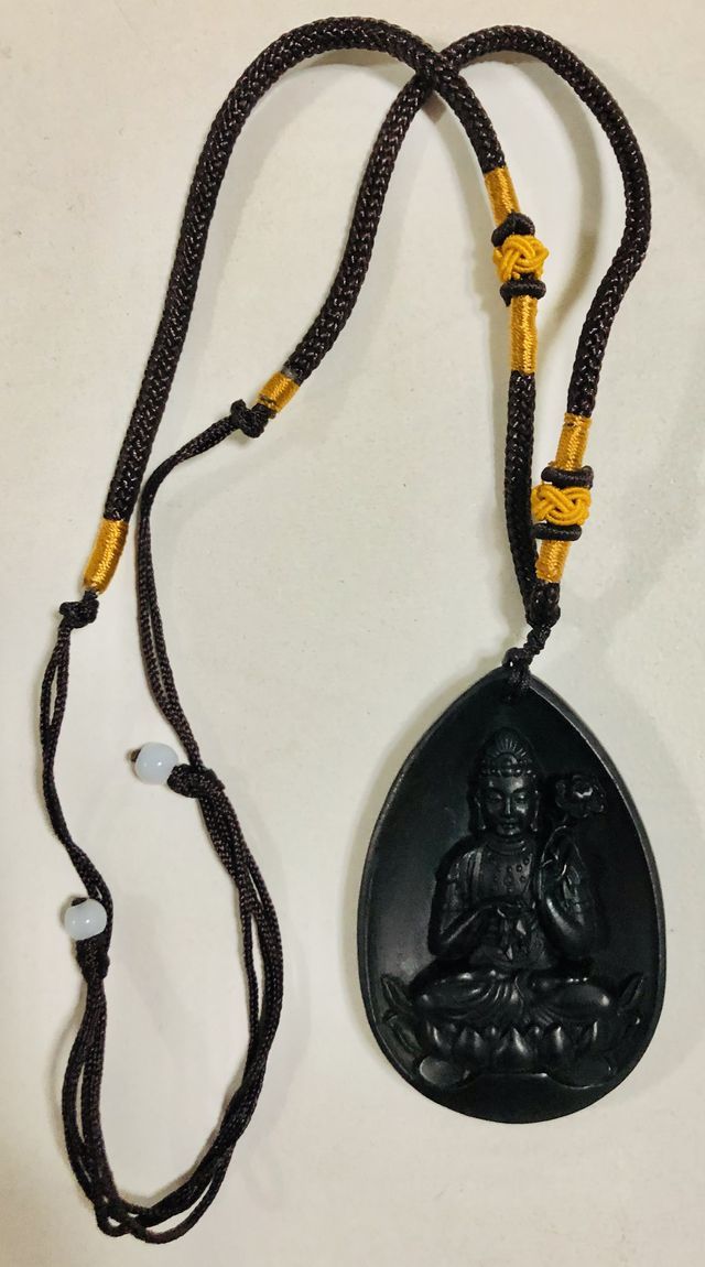 [Pendentif en ébène image principale de l'amulette du zodiaque] ◆ Grand Bodhisattva ◆ Bois naturel / fait à la main / fait à la main / sculpture finement travaillée / cadeau / bonne chance amulette Feng Shui, sculpture, objet, sculpture orientale, Netsuke