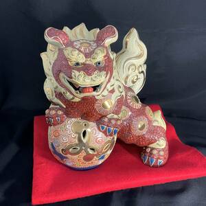 九谷焼 玉乗り狛犬 赤獅子 シーサー 高さ24.5cm 赤 金 伝統工芸 美術 陶器 縁起物 置物(D115)