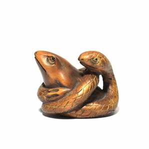 根付 柘植 蛙と蛇 黄楊 繊細彫刻 木製 カエル ヘビ 【a13-28】の画像1