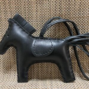 オールブラック バッグチャーム 本革 ストラップ ロデオ 羊革 馬 キーホルダー