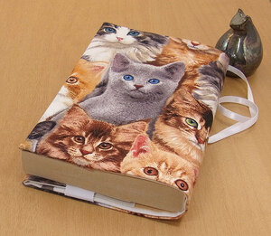 19 B ハンドメイド 文庫本② ブックカバー 本好き 読書家 古本 ロシアンブルー 大人の猫 集合 毅然 猫 ねこ ネコ キャット cat 贈り物