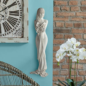 デザイン・トスカノ製 ダーシーのドレープ姿(寝起きの衣装のままの女性) 壁彫刻 彫像 ファッションホテル (輸入品)