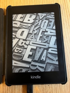 送料無料　Kindle Paperwhite 第10世代　キンドルペーパーホワイト　PQ94WIF 32GB 広告なし 電子書籍リーダー カバーつき ブラック 黒