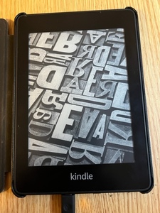 送料無料 Kindle Paperwhite 第10世代 キンドルペーパーホワイト PQ94WIF 32GB 広告なし 電子書籍リーダー カバーつき ブラック 黒