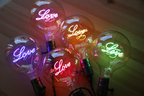 【新品】LOVEデザインLED電球（置きタイプ）　ピンク　E26