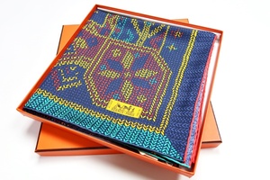 【新品同様・未使用】HERMES エルメス スカーフ カレ【AU COIN DU FEU 暖炉のそばで】90×90 シルク100％ 箱付き【JK67】