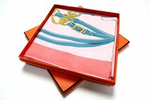 【超美品】HERMES エルメス スカーフ カレ【BRIDES de GALA 式典用馬勒】90×90 新タグ シルク100％ 箱付き【ML41】_画像2