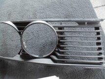 BＭＷ ５シリーズ 525i E28 フロント ライトカバーグリルL　1919155_画像4