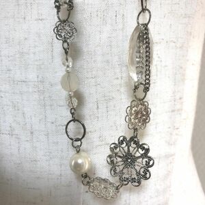 Art hand Auction Collier long avec perles transparentes ovales et filigrane, Arabesque, Fait main, Accessoires (pour femmes), collier, pendentif, foulard