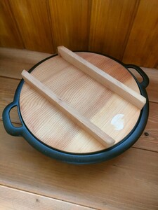 岩鋳 Iwachu すき焼兼用餃子鍋 黒焼付 内寸24×24cm IH対応 南部鉄器 南部鉄器 すき焼き鍋 木蓋 鍋 岩鋳