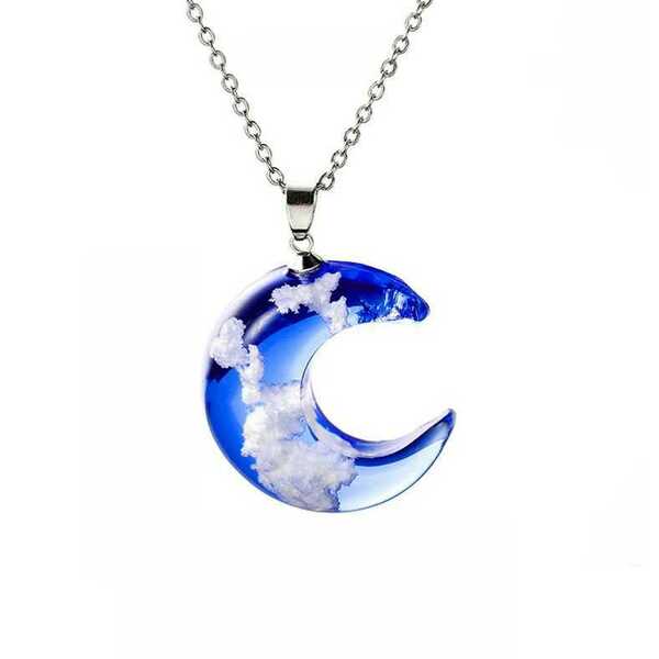 白い雲×青い空 月型 レジン ハンドメイド風ネックレス