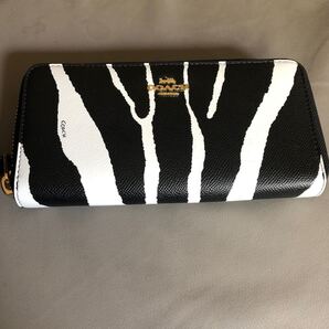 コーチのアウトレット ゼブラ長財布